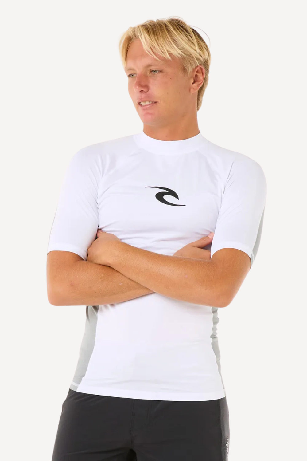 T-shirt de bain anti-UV blanc pour homme, manches courtes, UPF 50+, idéal pour les activités aquatiques.