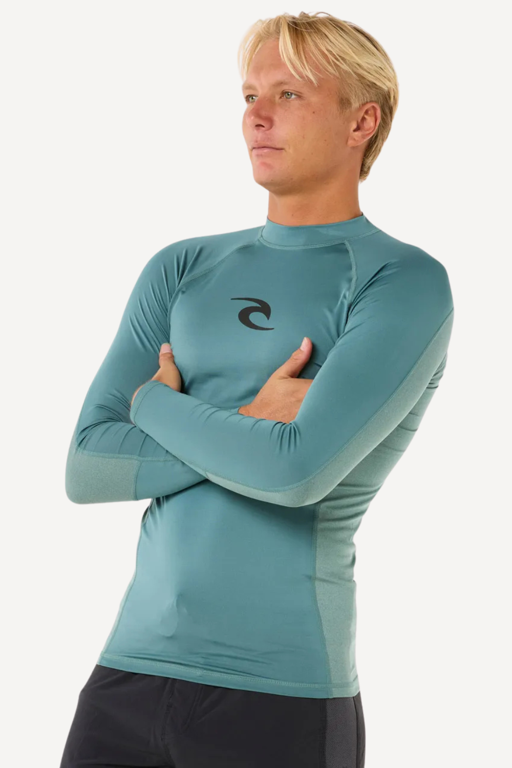 T-shirt de bain anti-UV pour homme, coupe ajustée et tissu léger UPF 50+ pour protéger du soleil.