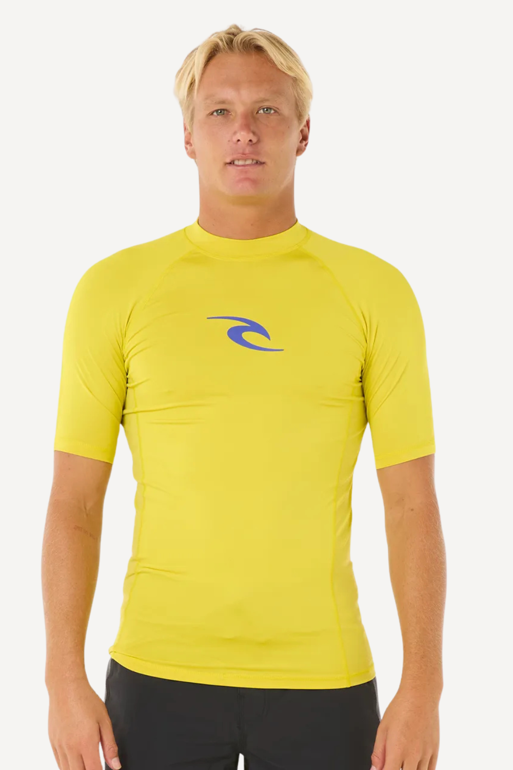 T-shirt de bain anti-UV jaune pour homme, UPF 50+, idéal pour la protection solaire lors d'activités aquatiques.