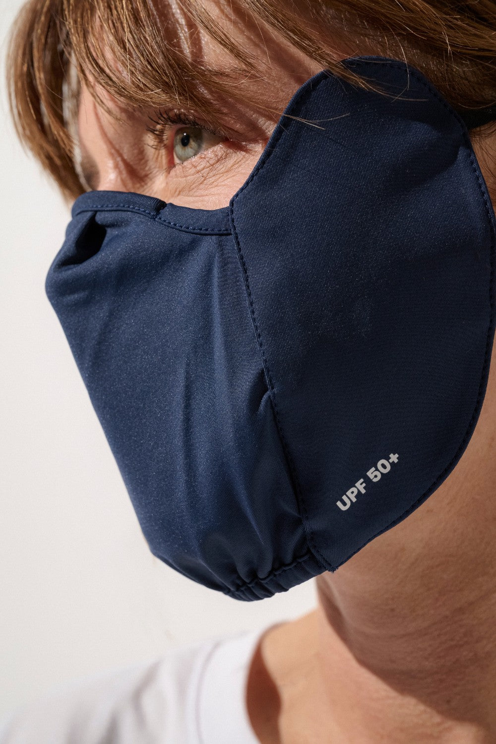 Masque anti-UV bleu pour femme, offrant une protection solaire UPF 50+ pour peaux sensibles, ajustement confortable.
