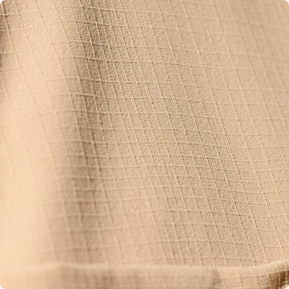 Zoom sur un tissu anti-UV de Ker Sun, léger et protecteur contre les rayons UV grâce à son tissage serré.