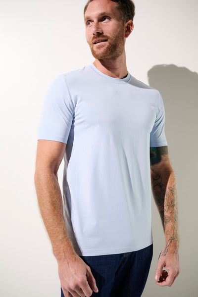 T-shirt anti-UV bleu clair pour homme, léger et respirant, avec protection UPF 50+ pour journées ensoleillées.