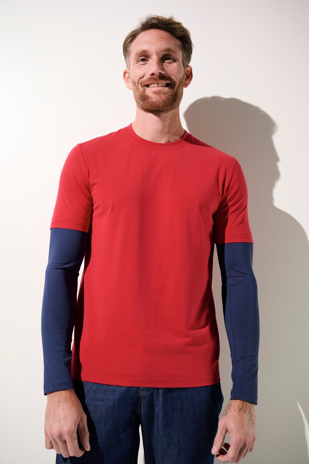 T-shirt anti-UV rouge avec manches bleues pour homme, UPF 50+, idéal pour les activités en plein air.