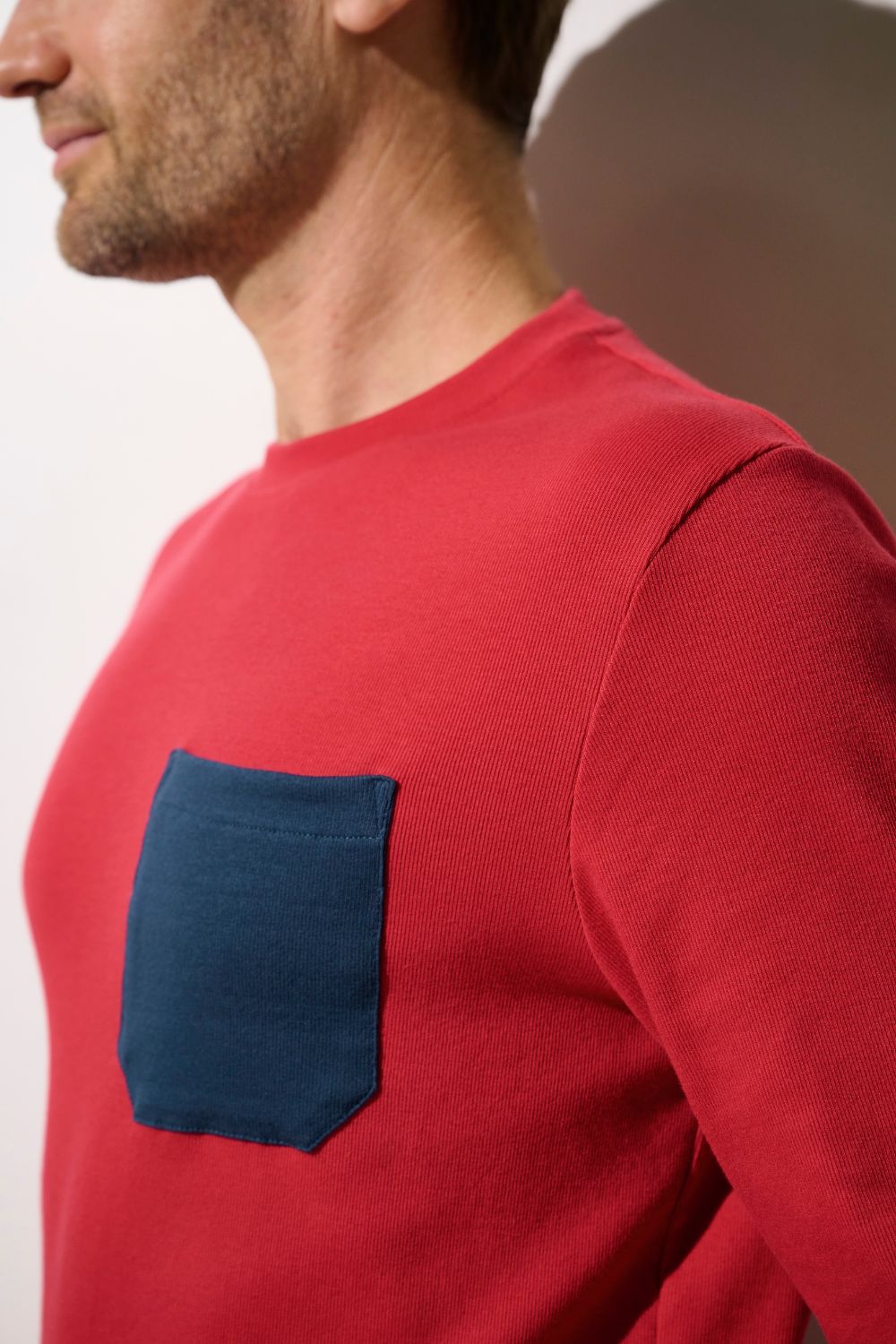 T-shirt anti-UV - Faro rouge avec poche bleu, léger et pratique pour homme, destiné à la protection solaire quotidienne.