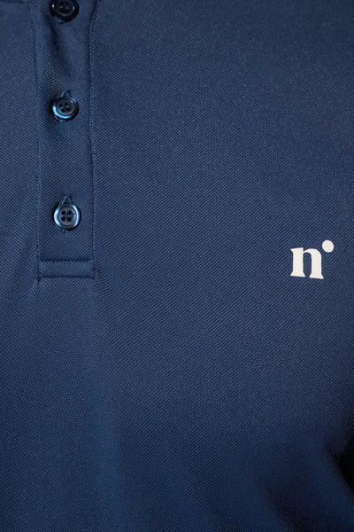Polo anti-UV bleu marine pour homme, léger et respirant, parfait pour le sport sous le soleil.