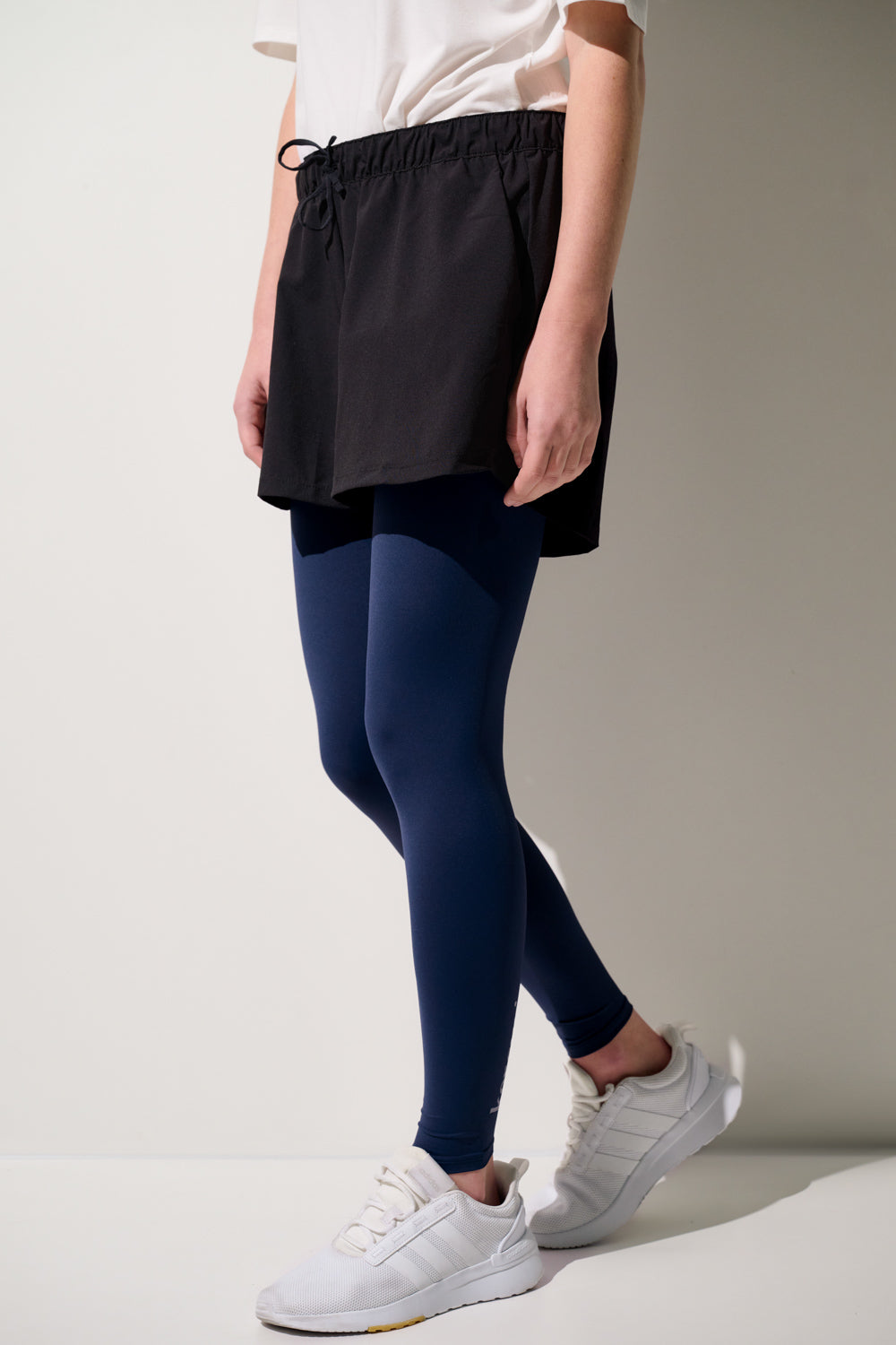 Jambières anti-UV bleu navy UPF 50+ pour femme, parfaites pour le sport et l'activité en extérieur.