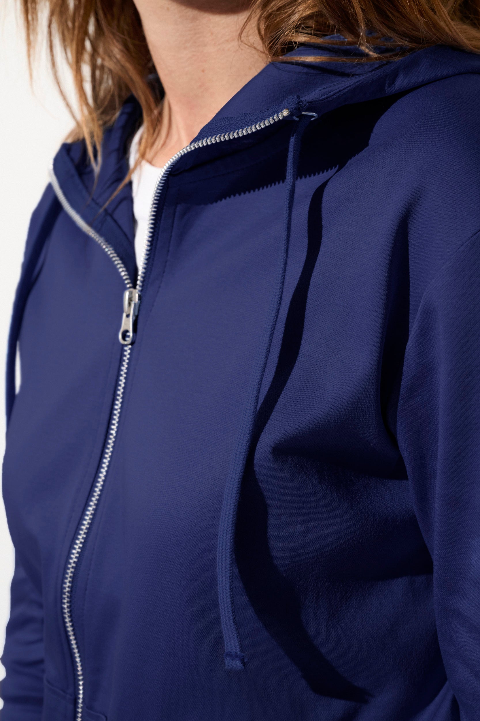 Sweat-shirt anti-UV bleu marine pour femme, léger et respirant, offrant protection solaire UPF 50+.