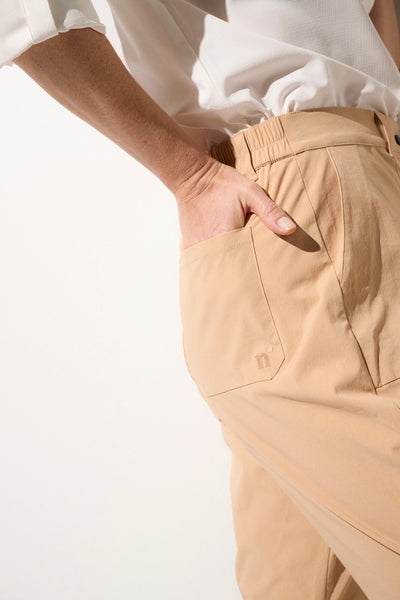 Pantalon anti-UV beige UPF50+ pour femme, léger et confortable, idéal pour les activités en plein air.