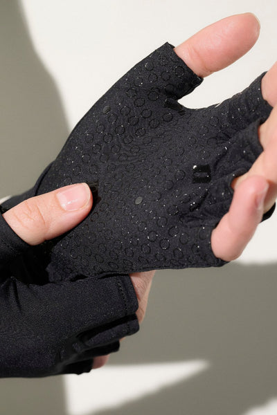 Mitaines anti-UV noires pour homme, confort et adhérence, conçues pour activités extérieures et de sport.