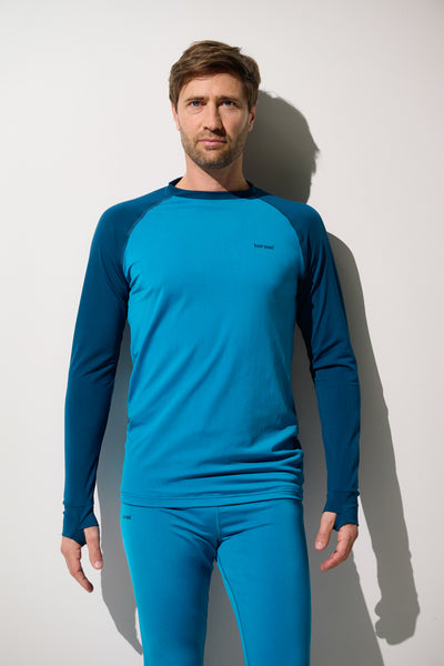Homme portant un T-shirt de bain anti-UV - Moorea bleu, léger, UPF 50+ pour sports aquatiques et confort.