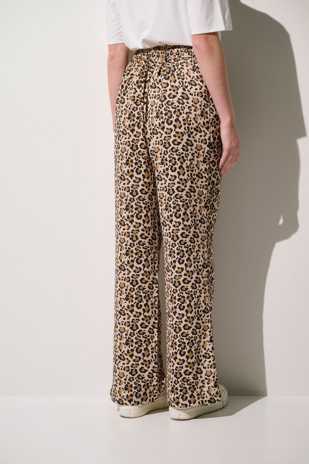 Pantalon anti-UV - Positano motifs léopard pour femme, léger et élégant, idéal pour une protection solaire.