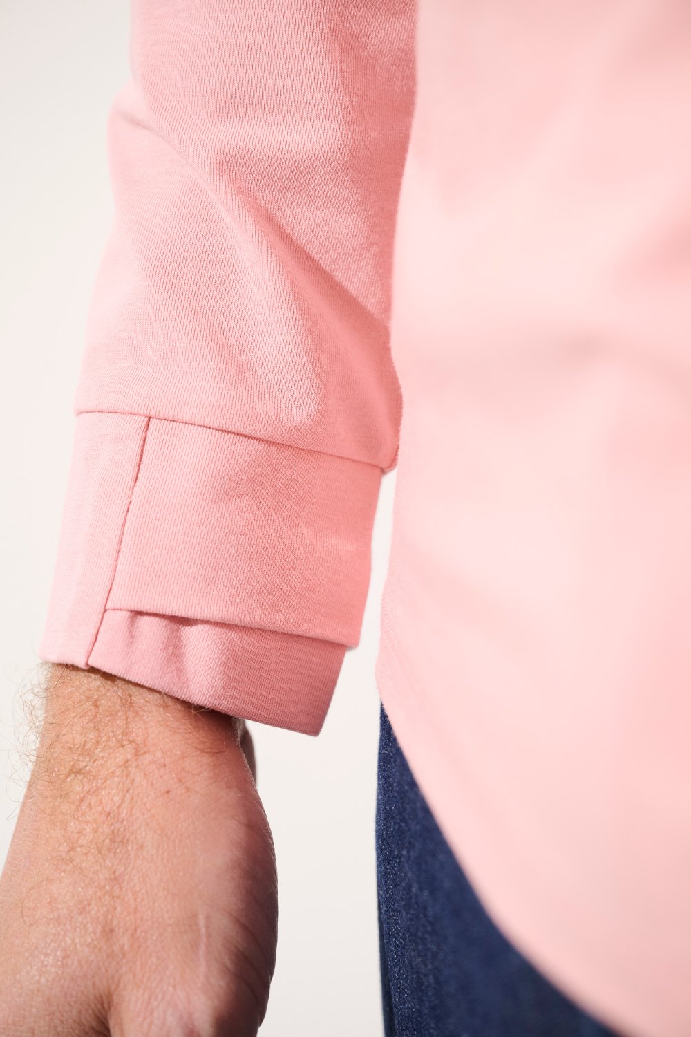 Détail d'un t-shirt anti-UV - Saint-Malo rose pour homme, manches longues et tissu doux.