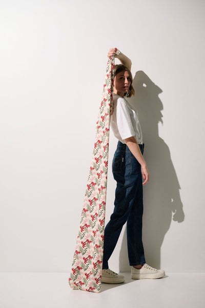 Étole anti-UV - Positano avec motifs floraux, portée par femme, idéale pour protection solaire chic.