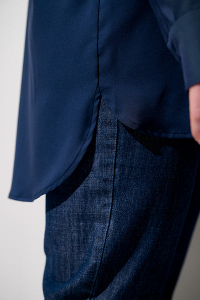 Chemise longue anti-UV - Faro, en tissu léger bleu marine, avec finitions élégantes pour femme.