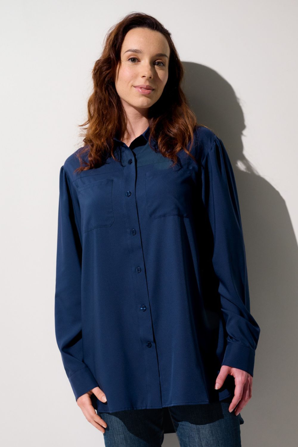 Chemise longue anti-UV - Faro, bleue, manches longues pour femme, légère et élégante avec protection solaire UPF 50+.