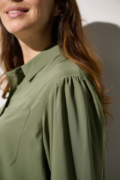 Chemise longue anti-UV - Faro, femme en chemise verte légère avec manches bouffantes, élégante et respirante.