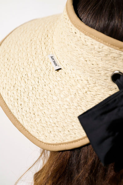 Visière anti-UV - Rimini beige avec nœud noir, élégante et parfaite pour une protection solaire quotidienne.