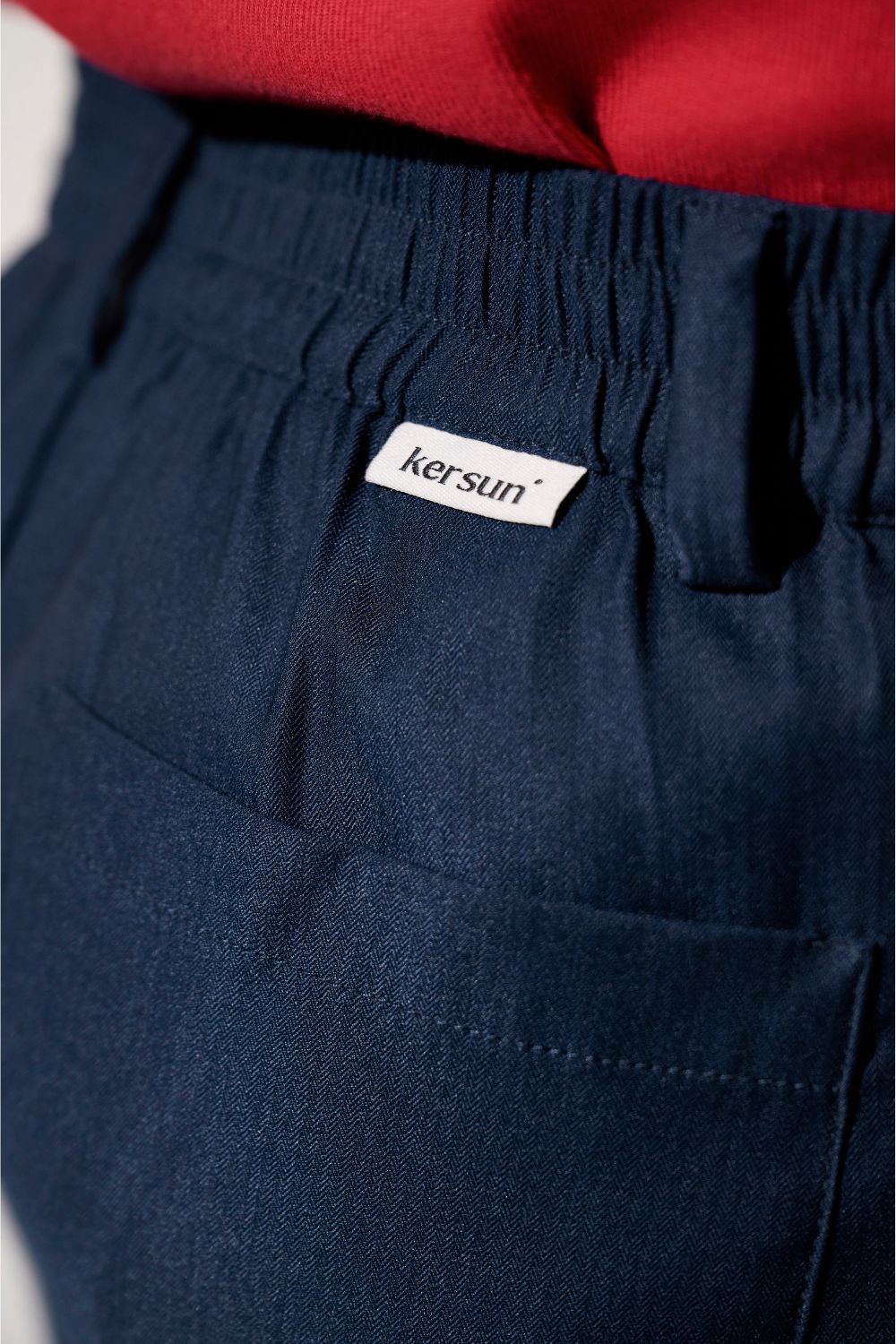 Pantalon anti-UV - Faro bleu marine pour homme, tissu léger et respirant, étiquette Ker Sun visible.