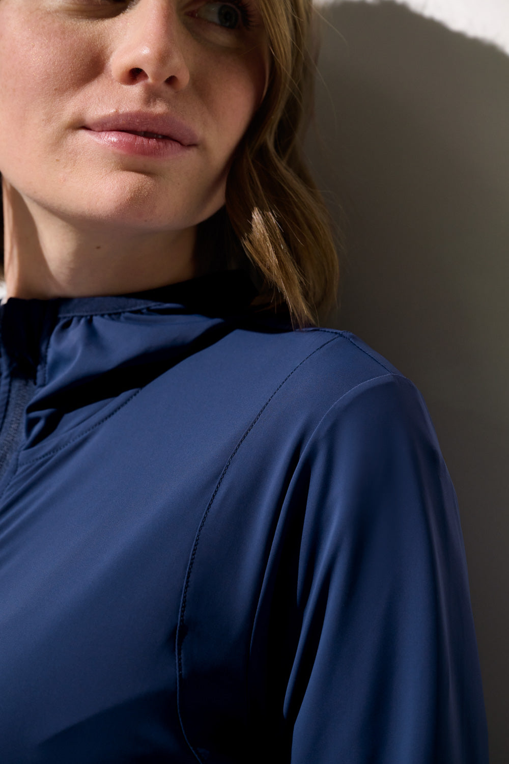 Veste anti-UV - Oasis pour femme, tissu léger et respirant, offrant protection solaire UPF 50+. Coloris bleu marine.