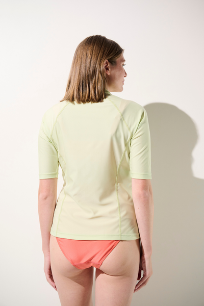Veste de bain anti-UV - Malta, légère et confortable, UPF 50+, portée par une femme en maillot de bain rose.