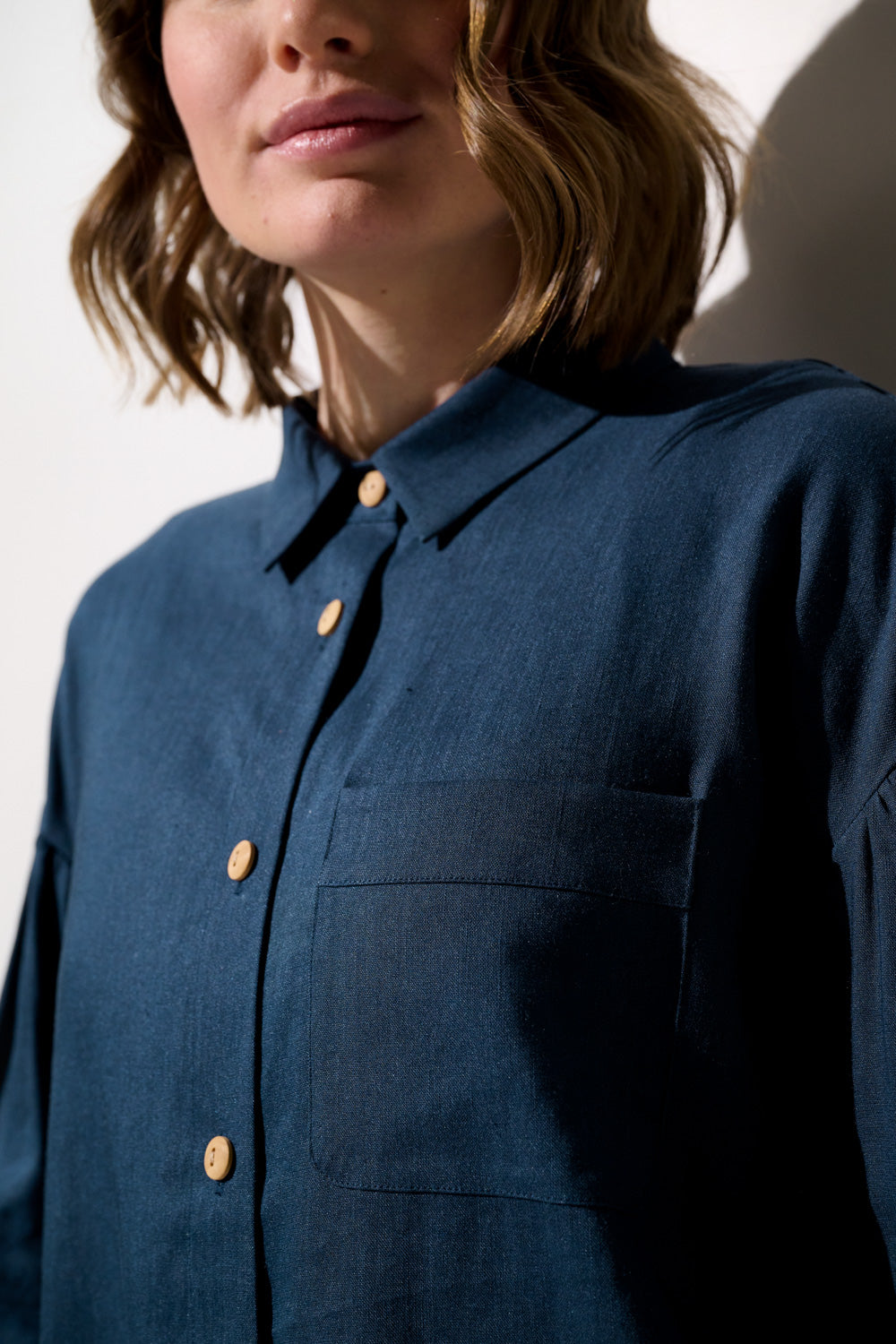 Chemise longue anti-UV - Sylt en bleu marine pour femme, légère et élégante, avec manche et poche.