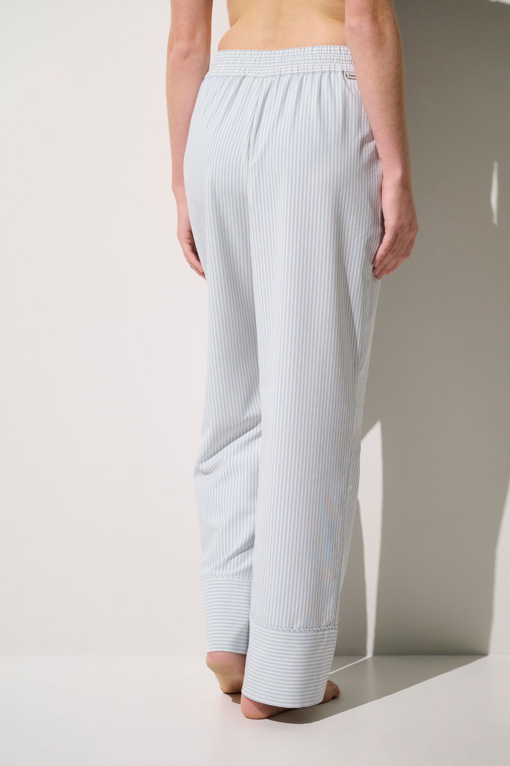Pantalon anti-UV Sylt pour femme, léger et élégant, offrant une protection solaire UPF 50+, rayures blanches et bleu.