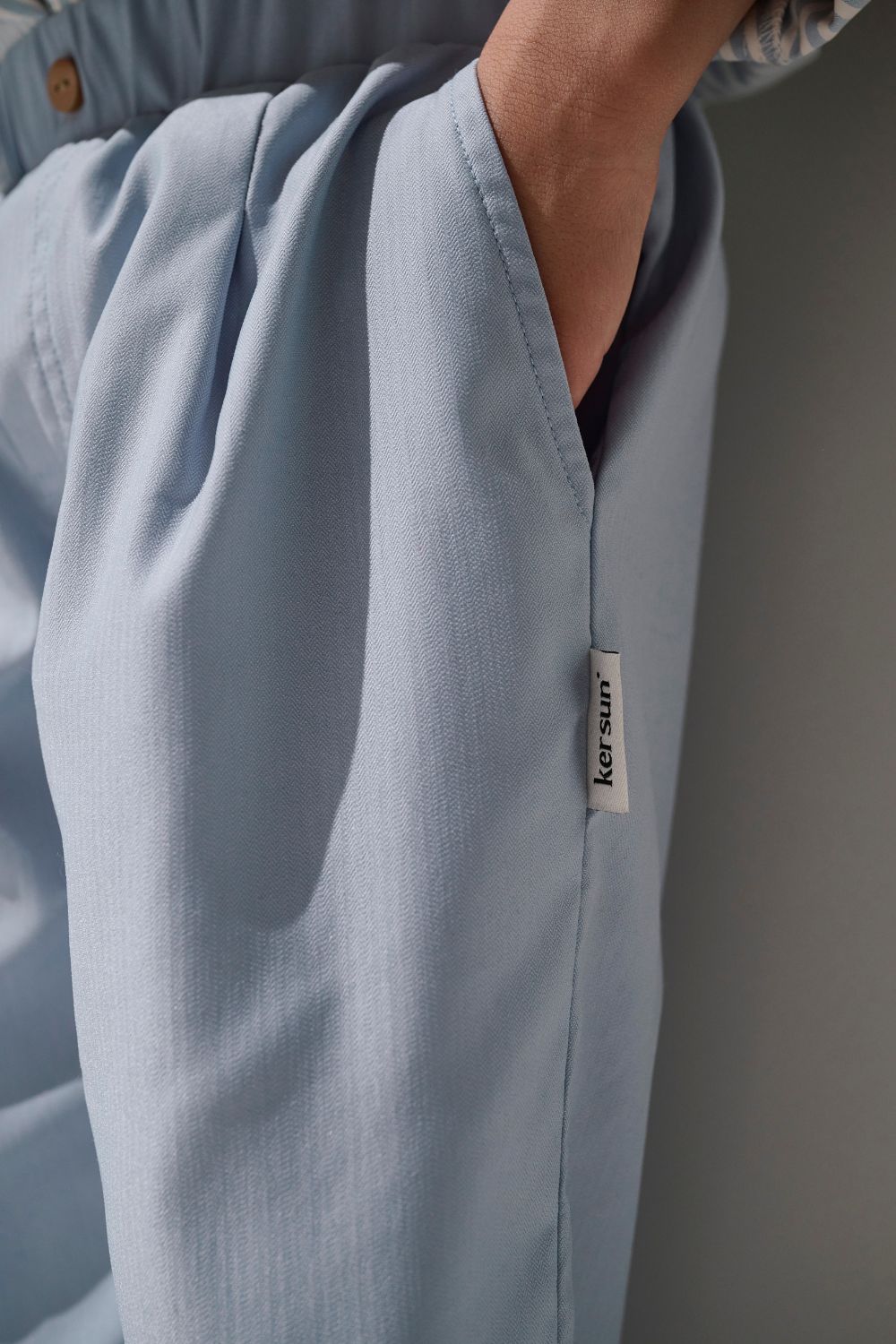 Pantalon anti-UV - Faro, bleu léger, conçu pour enfants, offrant une protection solaire UPF 50+.