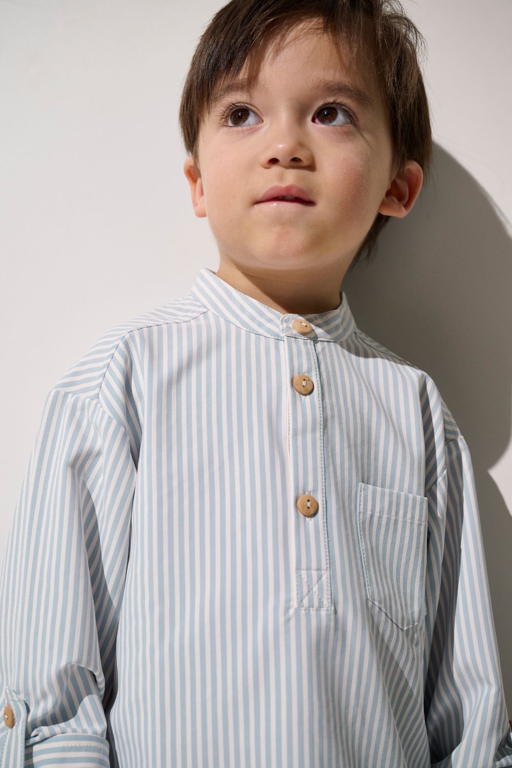 Chemise anti-UV - Sylt rayée pour enfant, légère et confortable, offrant une protection solaire UPF 50+.
