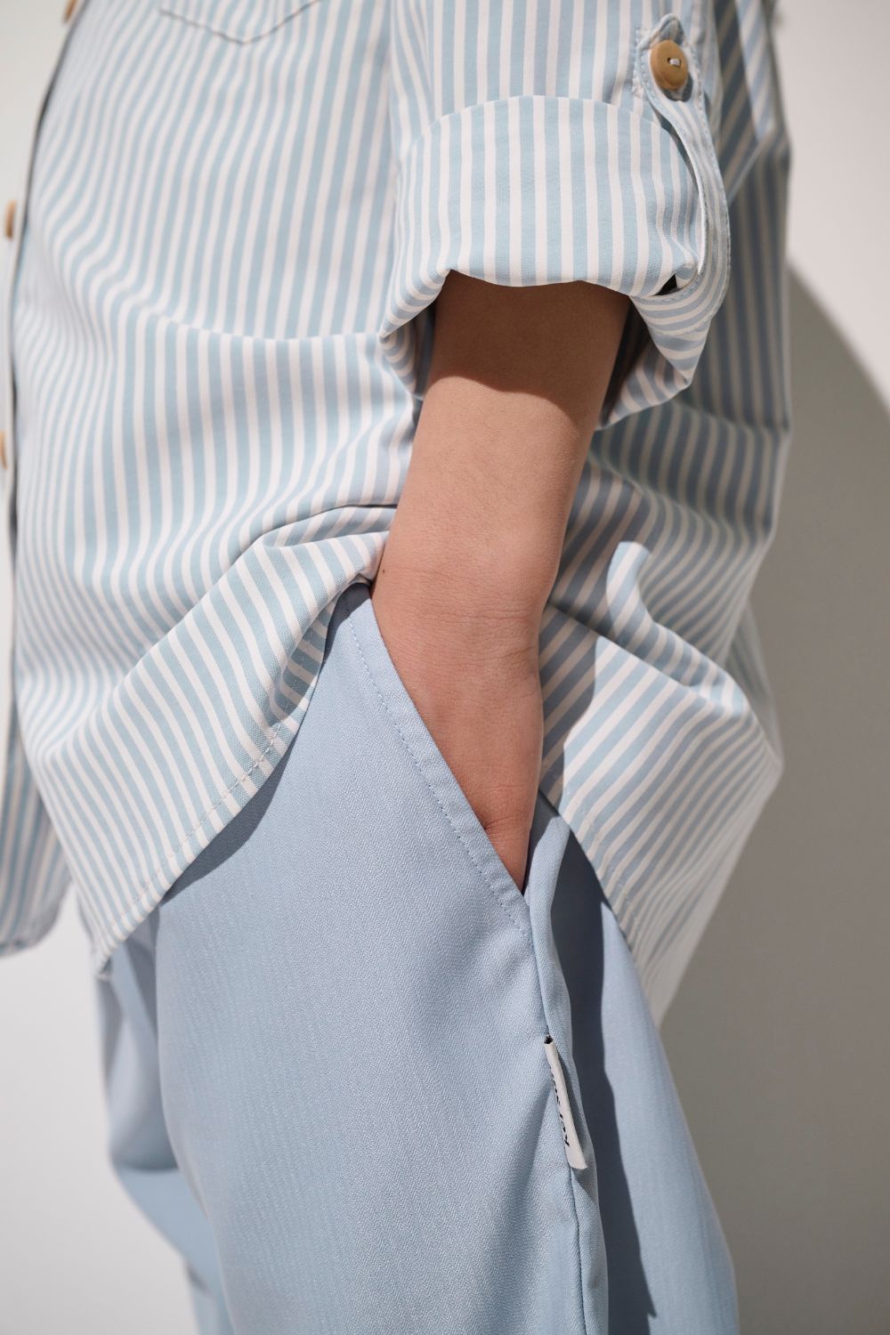 Chemise anti-UV - Sylt à rayures bleues, légère et confortable, parfaite pour une protection solaire quotidienne.