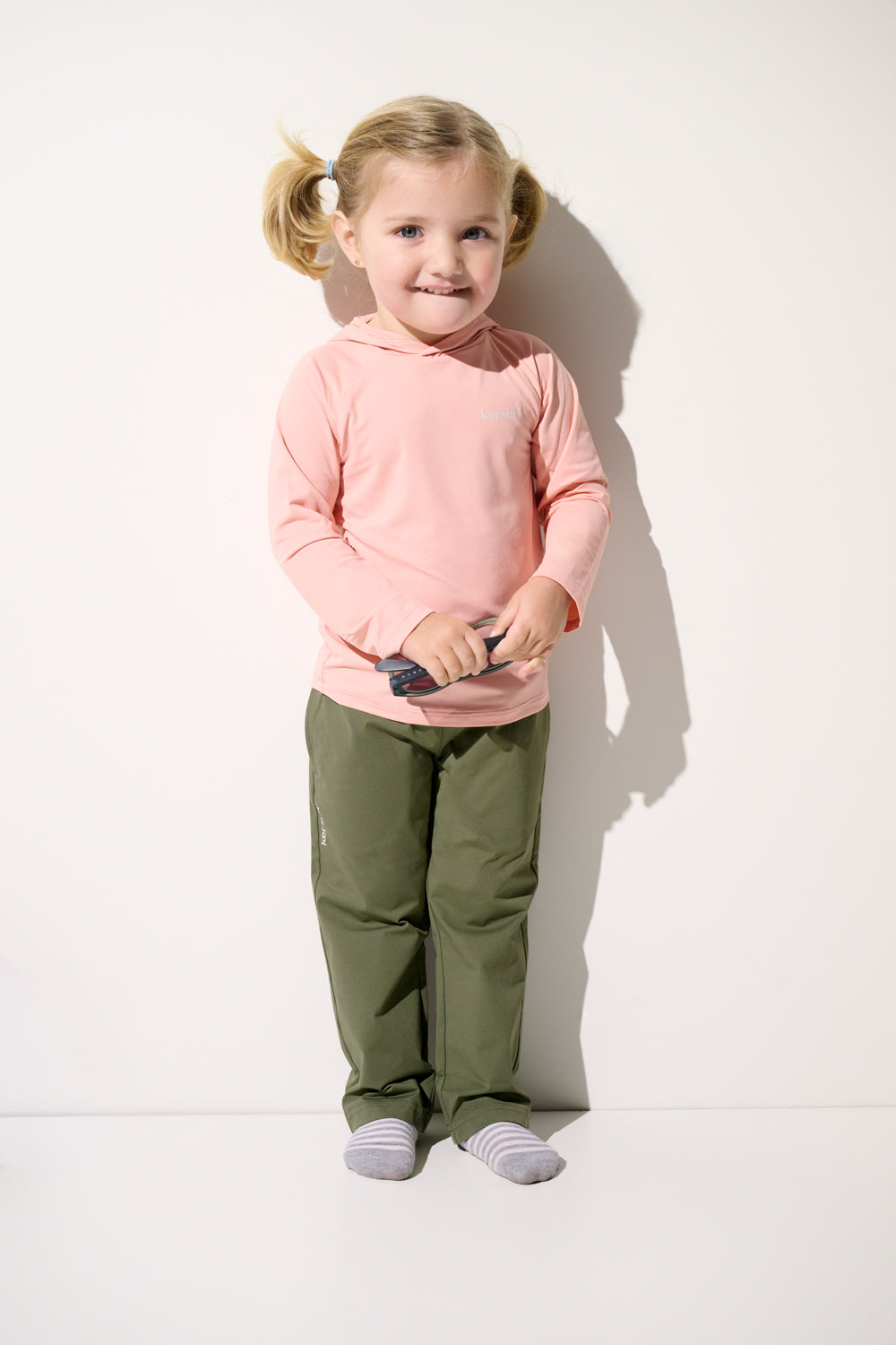 Pantalon anti-UV Oasis vert pour enfant, léger et confortable, parfait pour jouer sous le soleil.