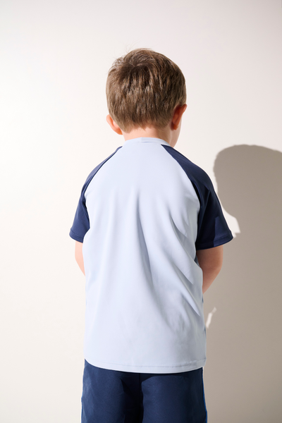 T-shirt de bain anti-UV Fidji pour enfant, bleu clair et marine, léger, UPF 50+ pour activités aquatiques.