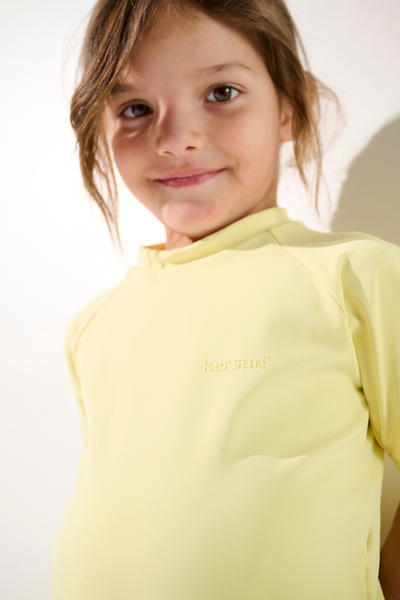 T-shirt de bain anti-UV - Fidji jaune pour enfant, léger et respirant, UPF 50+ pour une protection solaire optimale.