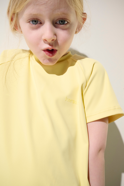 T-shirt de bain anti-UV jaune pour enfant, léger, UPF 50+, idéal pour les activités aquatiques, marque Ker Sun.
