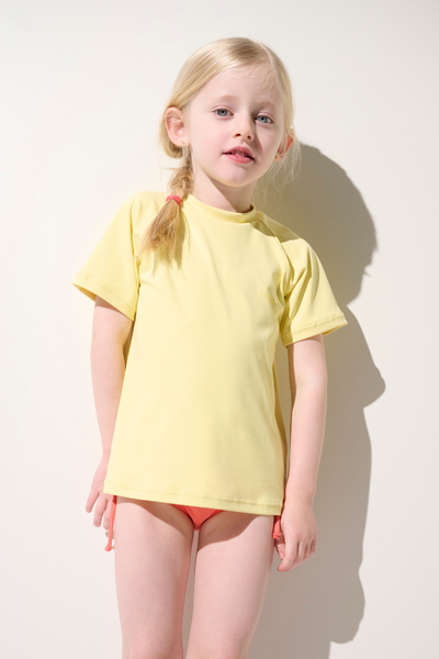 T-shirt de bain anti-UV jaune UPF 50+ pour enfant, léger et confortable, parfait pour les activités aquatiques.