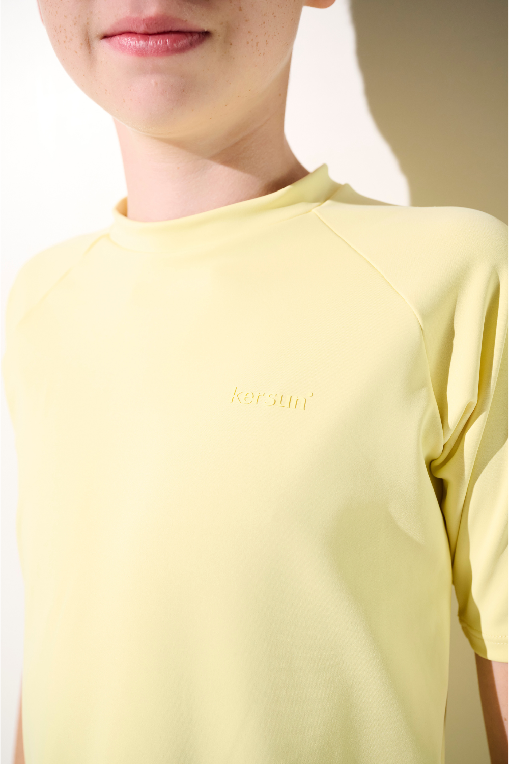T-shirt de bain anti-UV - Fidji jaune pour enfant, léger et respirant, offrant protection solaire UPF 50+.