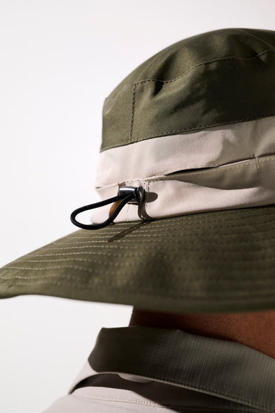 Chapeau anti-UV Sequoia vert avec cordon de serrage, léger et pratique pour protection solaire.