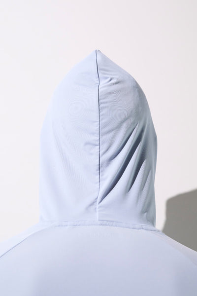 T-shirt anti-UV à capuche bleu clair Ker Sun, conçu pour une protection solaire UPF 50+ lors d'activités sportives.