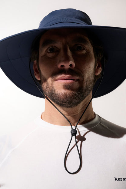 Chapeau de bain anti-UV bleu pour homme, léger et confortable, offrant une protection solaire UPF 50+.