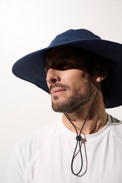 Chapeau de bain anti-UV bleu pour homme, léger et confortable, offrant une protection solaire UPF 50+ pour les activités en plein air.