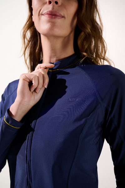 Veste de bain anti-UV bleu foncé pour femme, UPF 50+, élégante et légère, idéale pour les activités aquatiques.