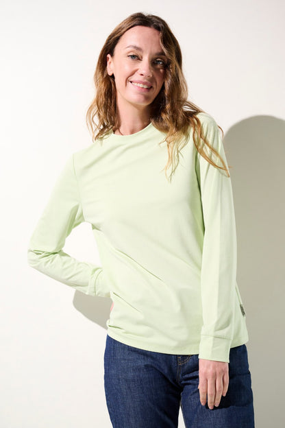 T-shirt anti-UV vert clair UPF 50+ pour femme, léger et confortable, idéal pour les activités extérieures.