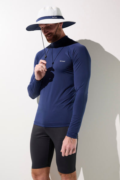 Chapeau de bain anti-UV Galápagos porté par un homme, avec t-shirt bleu UPF 50+ pour la protection solaire.