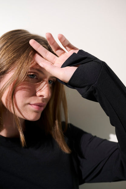 T-shirt anti-UV Saint-Malo noir pour femme, léger et élégant, offrant une protection solaire UPF 50+.