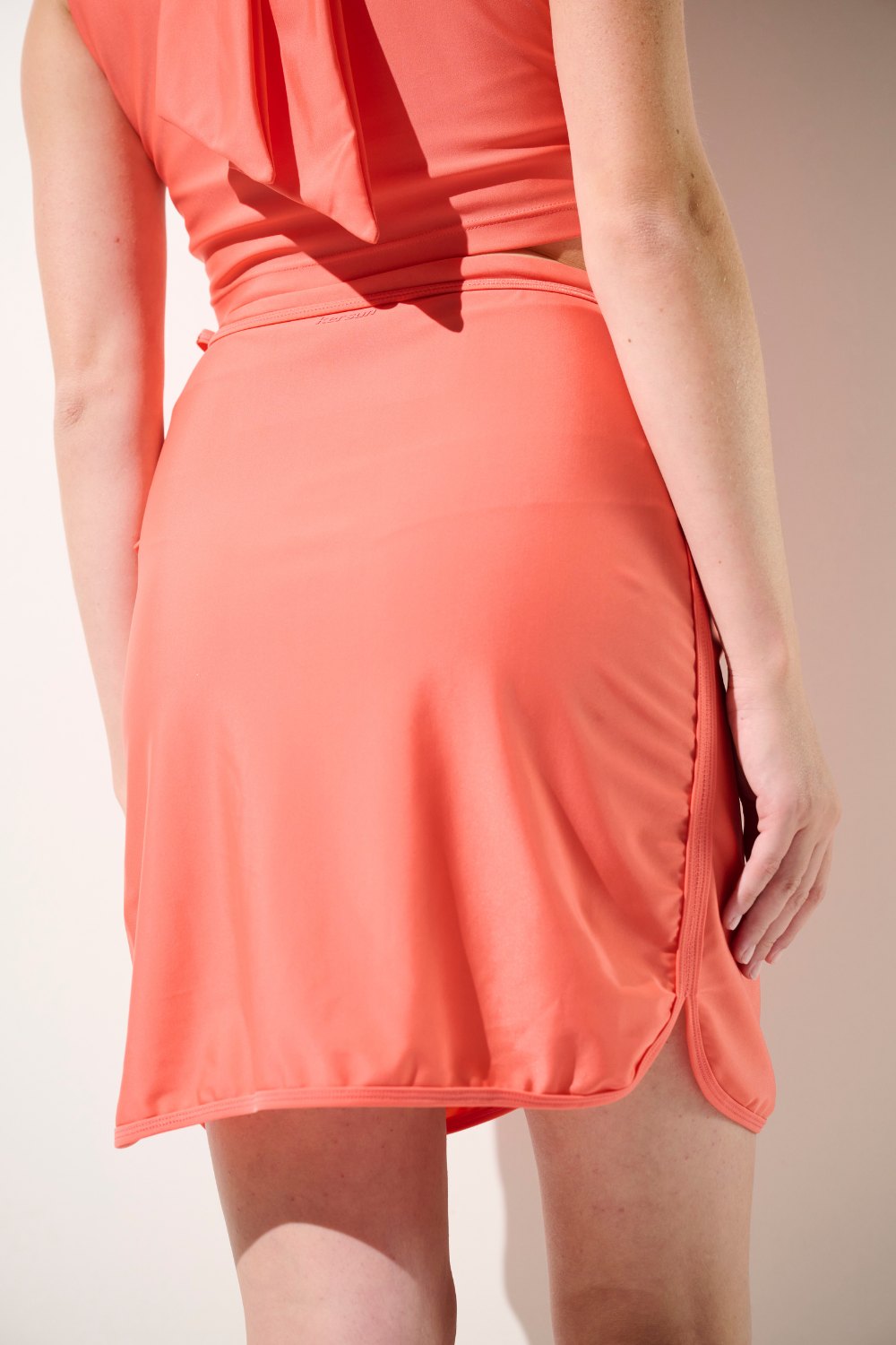 Jupe de bain anti-UV - Capri pour femme, légère et élégante, coloris corail, parfaite pour la plage et protection solaire UPF 50+.