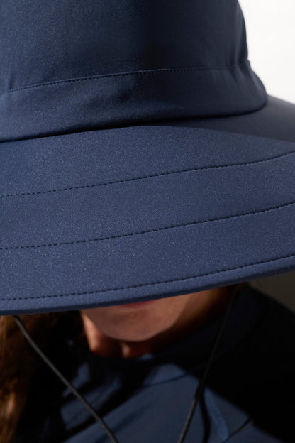 Chapeau de bain anti-UV bleu marine de la marque Ker Sun, idéal pour la protection solaire en plein air.