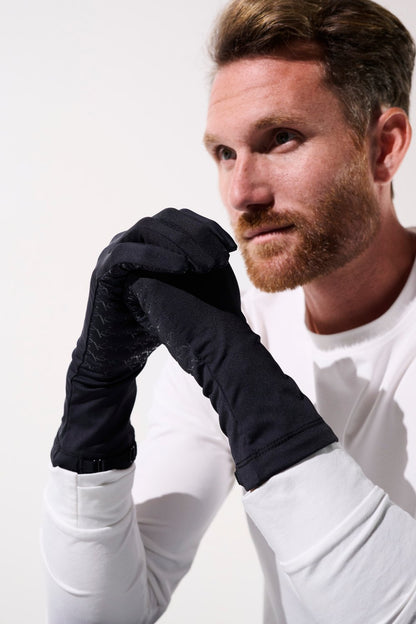Homme portant des gants anti-UV - Mojave, protection solaire UPF 50+, confort et adhérence en extérieur.