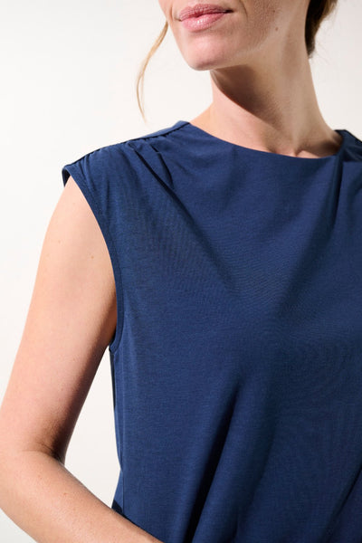 Débardeur anti-UV navy pour femme, coupe élégante et légère, offrant une protection solaire UPF 50+.