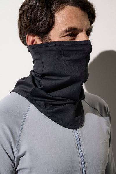 Tour de cou anti-UV noir pour homme, léger et extensible, UPF 50+ pour protection solaire lors d'activités extérieures.