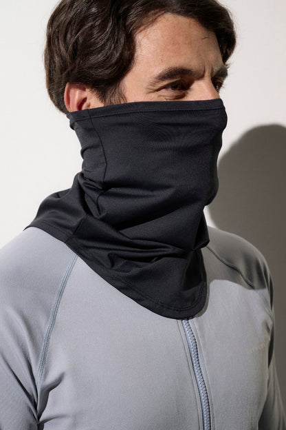 Tour de cou anti-UV noir pour homme, léger et extensible, UPF 50+ pour protection solaire lors d'activités extérieures.