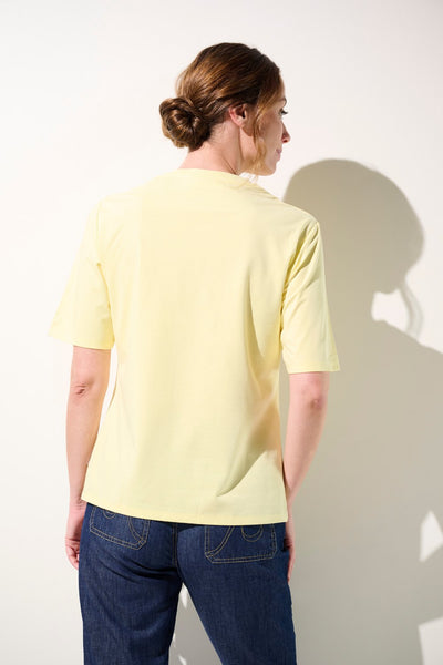 T-shirt anti-UV jaune pour femme, léger et confortable, idéal pour la protection solaire quotidienne avec UPF 50+.